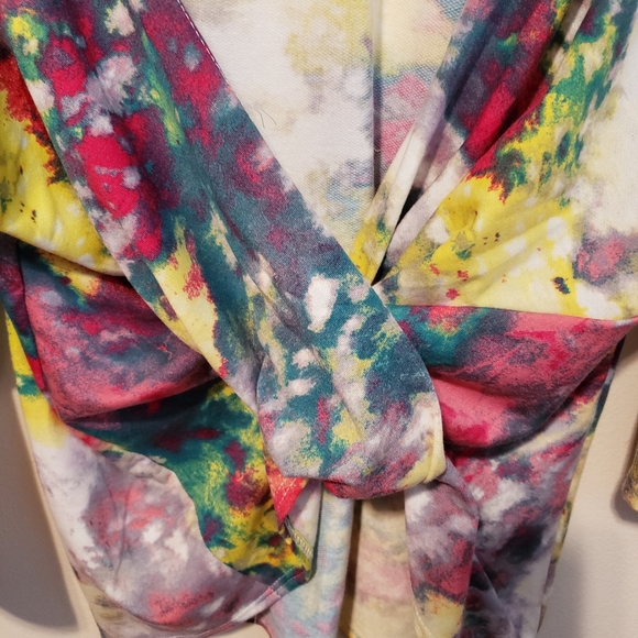 Watercolor twisted front multi colored cropped blouse - Picture 2 of 4